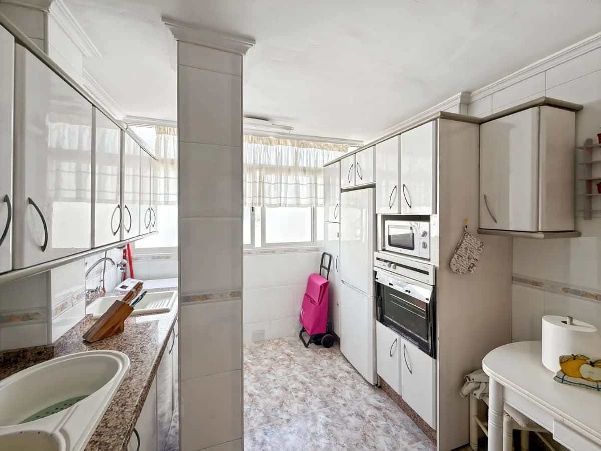 4 Bedroom Top Floor Apartment for Sale in Perchel Sur, Málaga - Image 5
