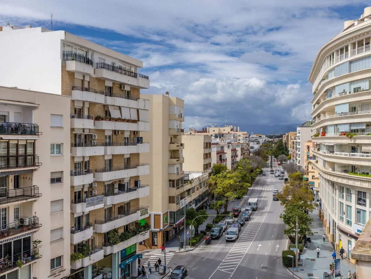 4 Bedroom Middle Floor Apartment for Sale in Marbella, Málaga - Image 2