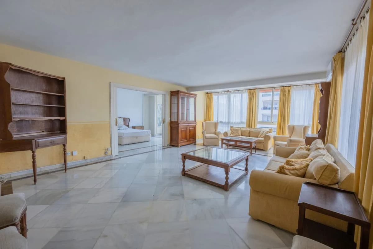 4 Bedroom Middle Floor Apartment for Sale in Marbella, Málaga - Image 7
