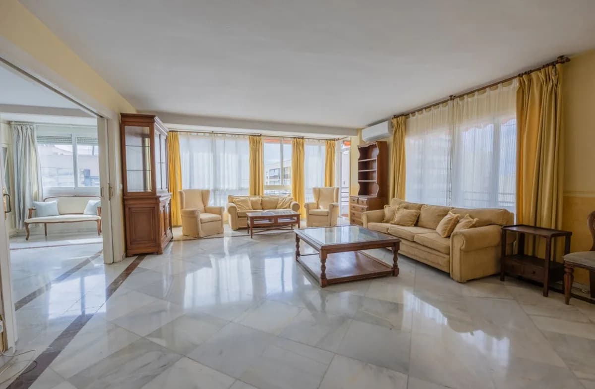 4 Bedroom Middle Floor Apartment for Sale in Marbella, Málaga - Image 8