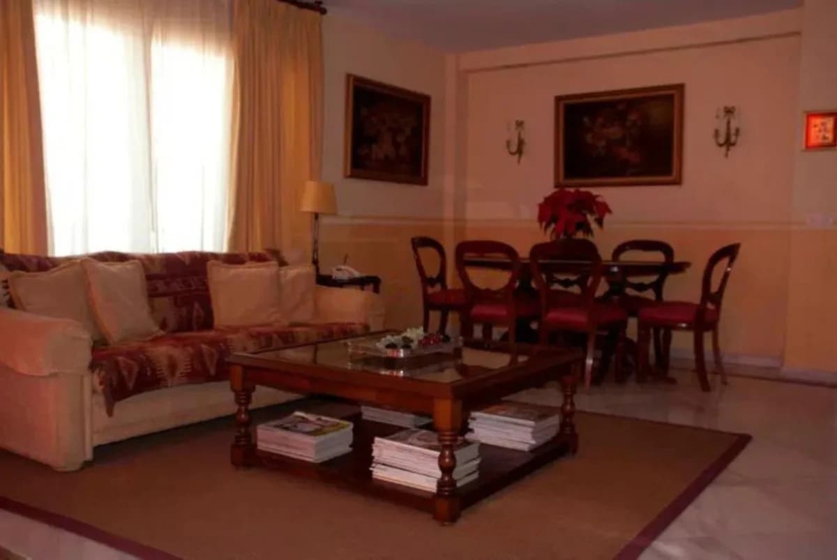 4 Bedroom Middle Floor Apartment for Sale in Marbella, Málaga - Image 9