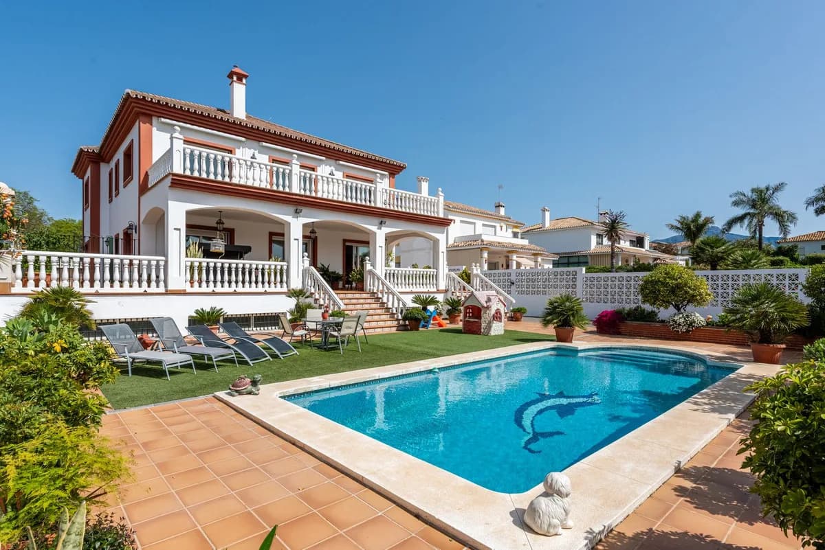 6 Bedroom Detached Villa for Sale in San Pedro de Alcántara, Málaga - Image 2