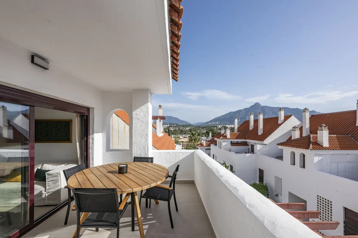 3 Bedroom Middle Floor Apartment for Sale in Nueva Andalucía, Málaga