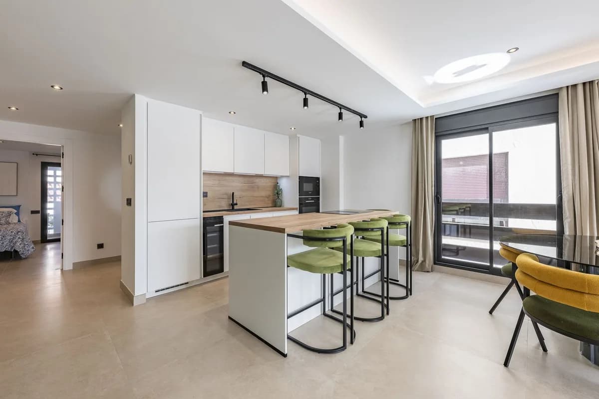 3 Bedroom Middle Floor Apartment for Sale in Nueva Andalucía, Málaga - Image 5
