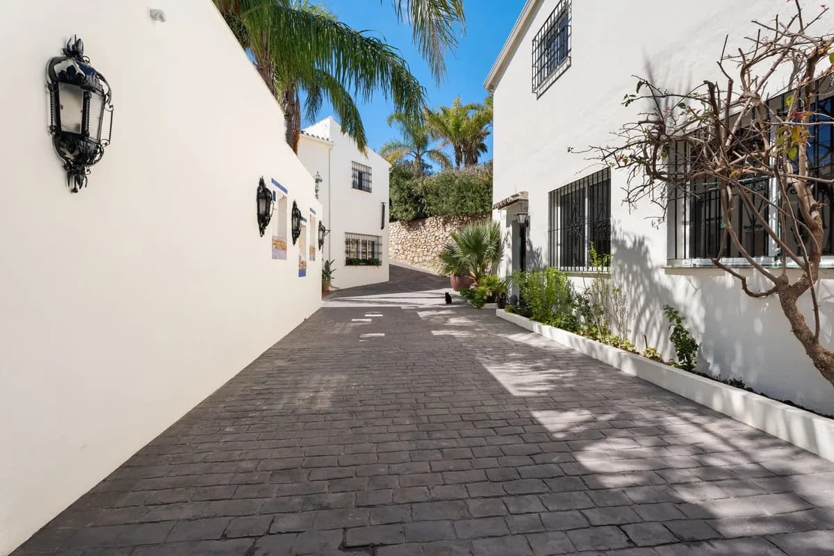 6 Bedroom Detached Villa for Sale in Benalmadena, Málaga - Image 8