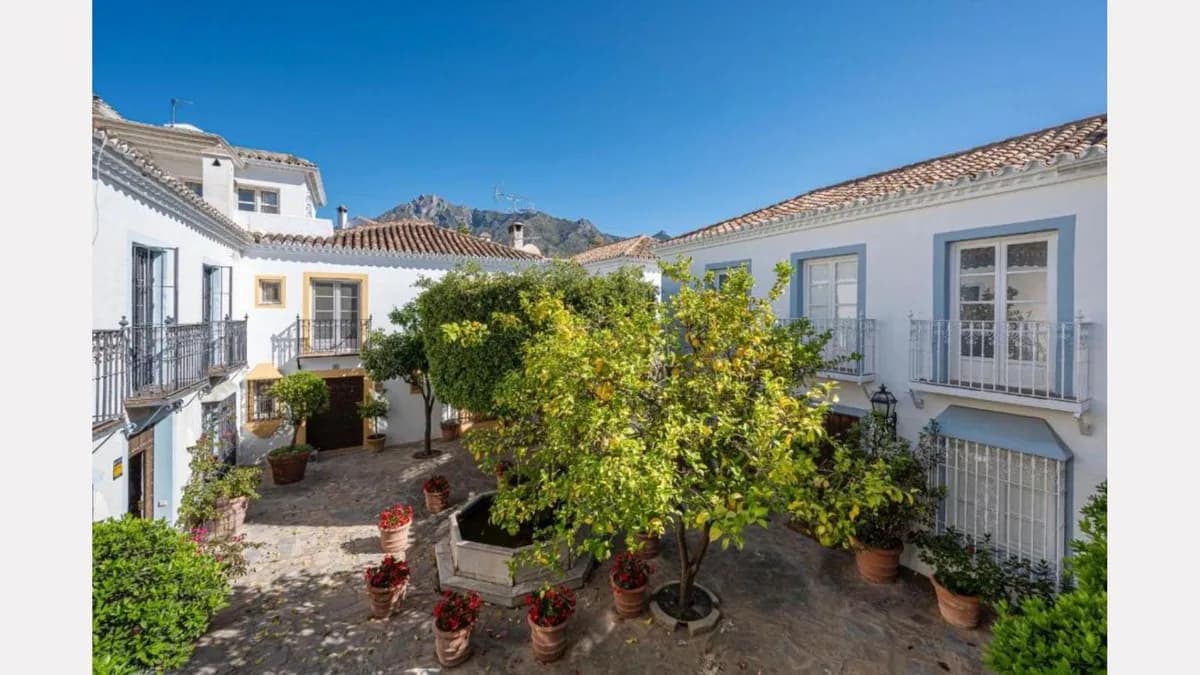 3 Bedroom Townhouse for Sale in The Golden Mile, Málaga - Image 3