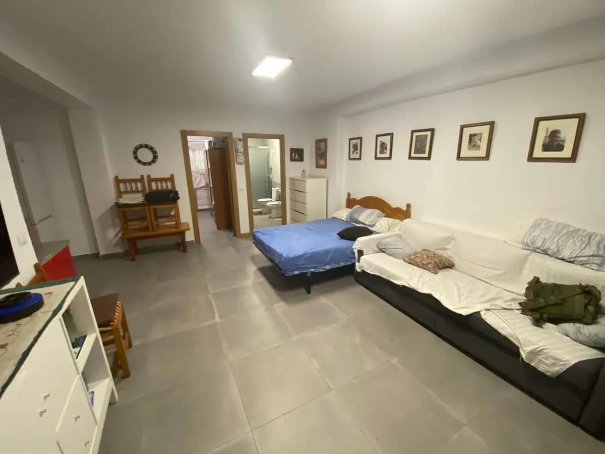 1 Bedroom Ground Floor Apartment for Sale in Fuengirola, Málaga - Image 3