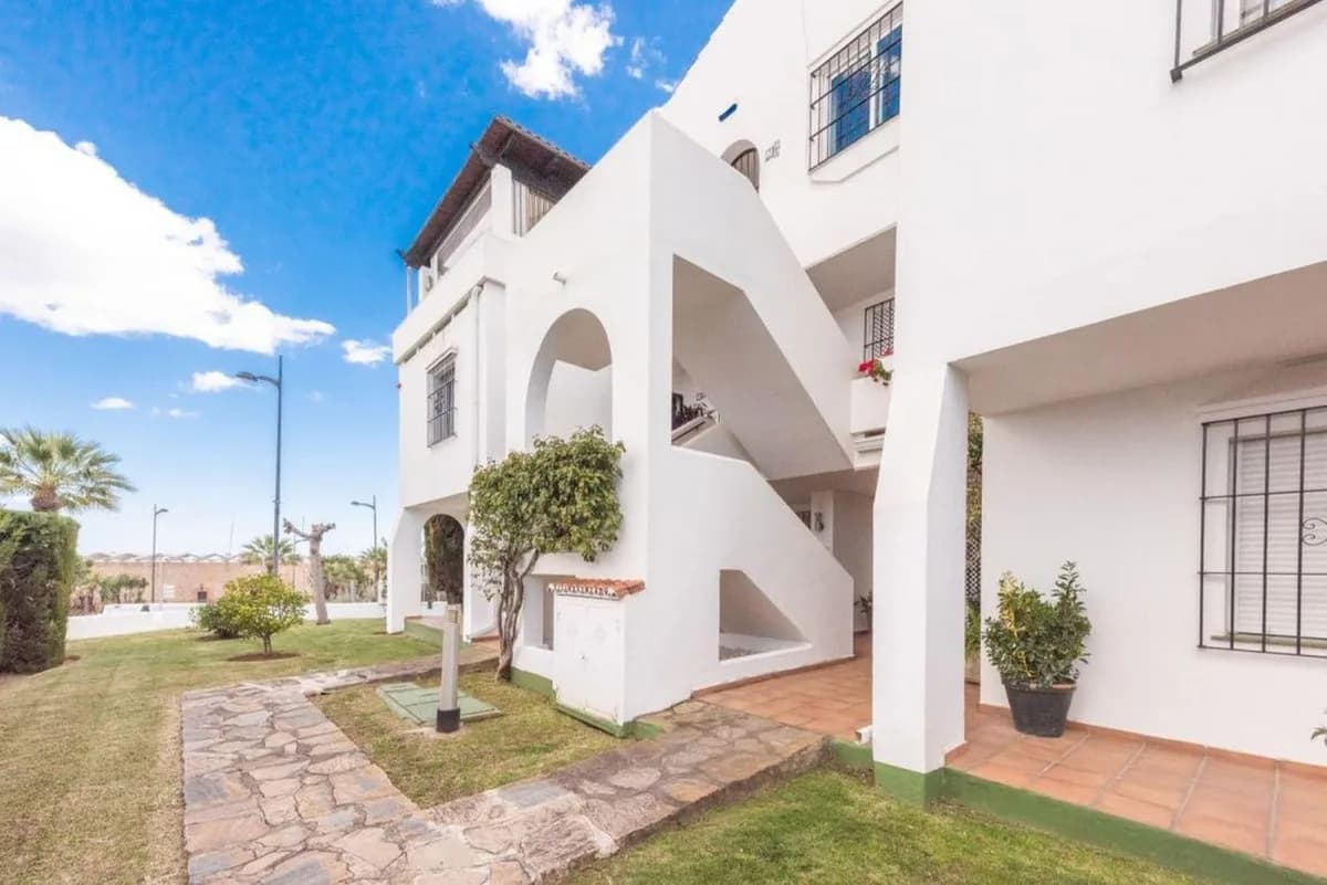 3 Bedroom Ground Floor Apartment for Sale in Nueva Andalucía, Málaga - Image 3