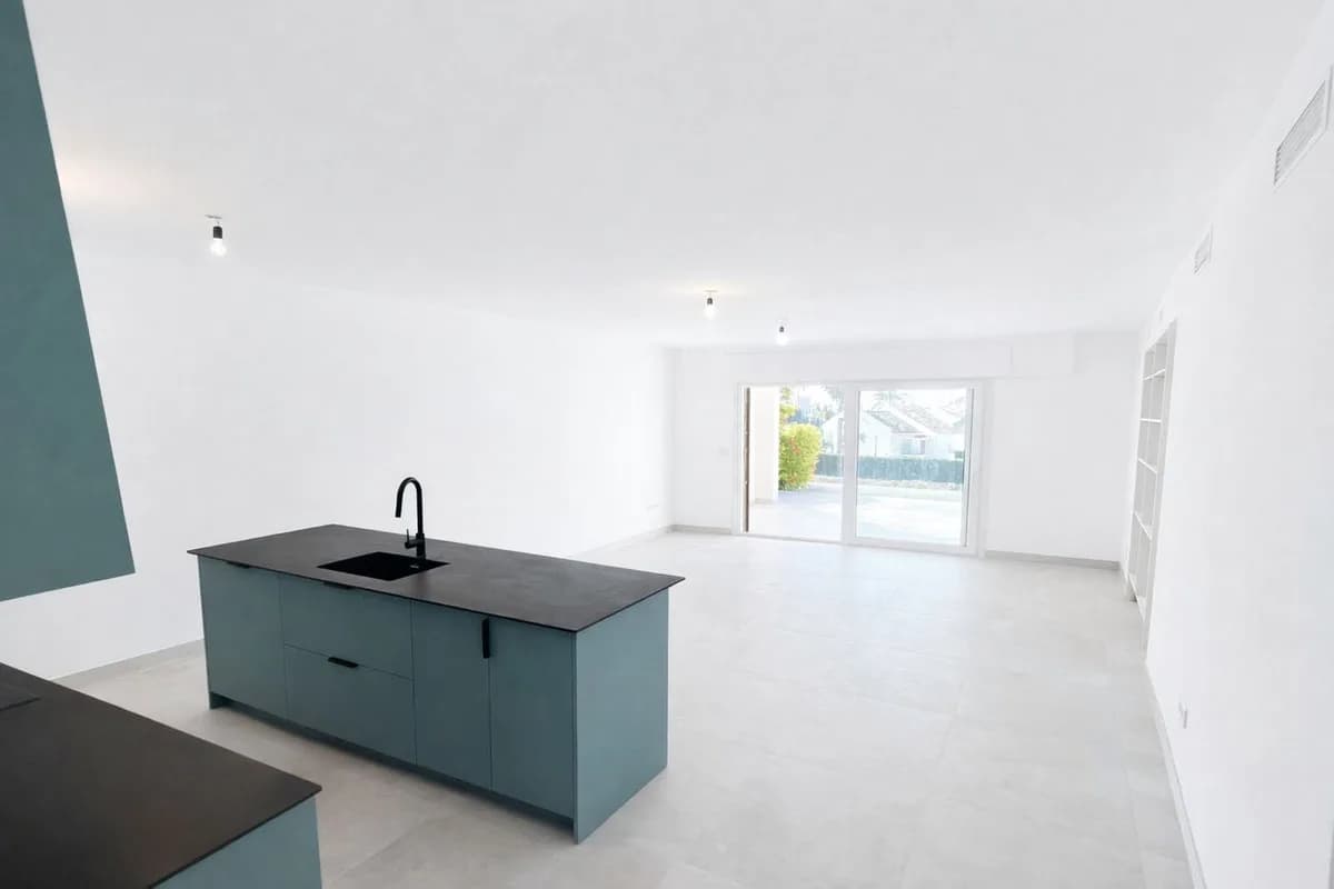 3 Bedroom Ground Floor Apartment for Sale in Nueva Andalucía, Málaga - Image 9
