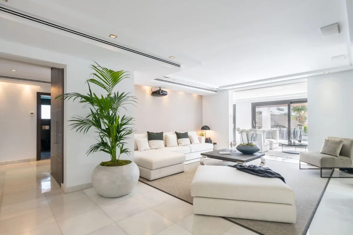 5 Bedroom Detached Villa for Sale in Nueva Andalucía, Málaga - Image 3
