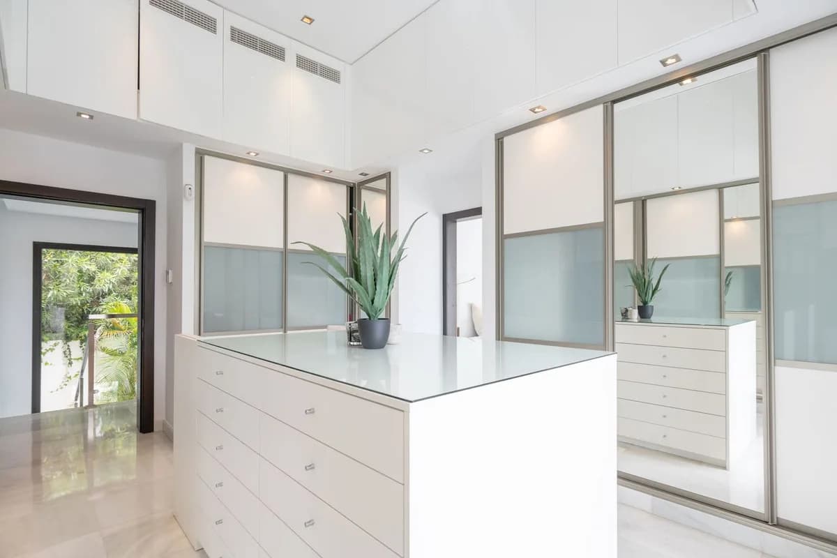5 Bedroom Detached Villa for Sale in Nueva Andalucía, Málaga - Image 7