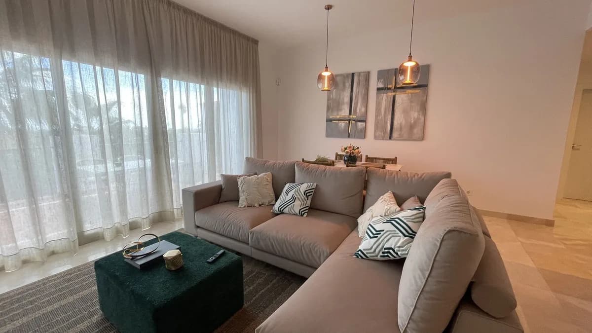 3 Bedroom Middle Floor Apartment for Sale in El Paraiso, Málaga - Image 4
