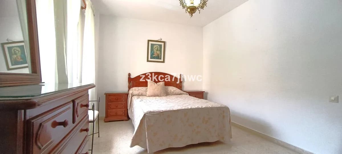 3 Bedroom Middle Floor Apartment for Sale in Estepona, Málaga - Image 6