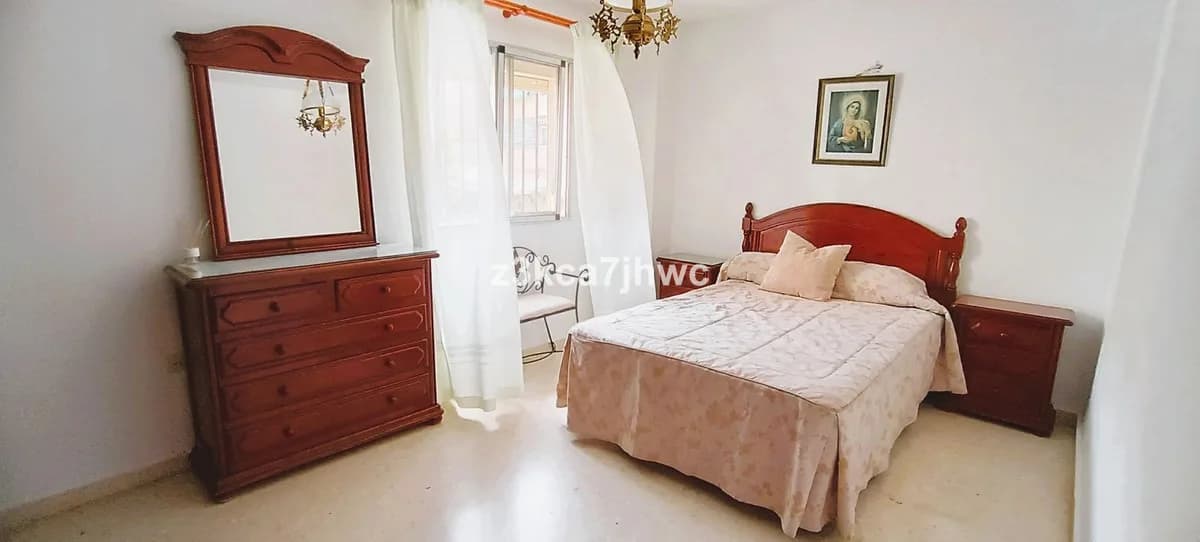 3 Bedroom Middle Floor Apartment for Sale in Estepona, Málaga - Image 7
