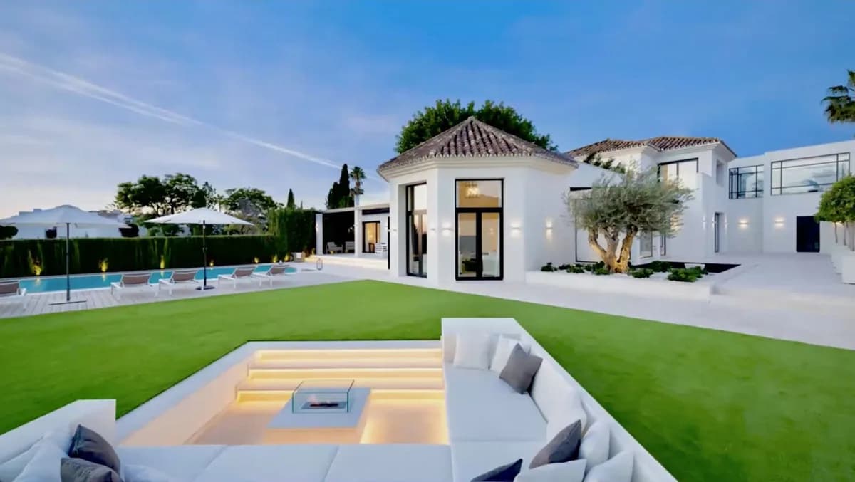 5 Bedroom Detached Villa for Sale in Aloha, Málaga