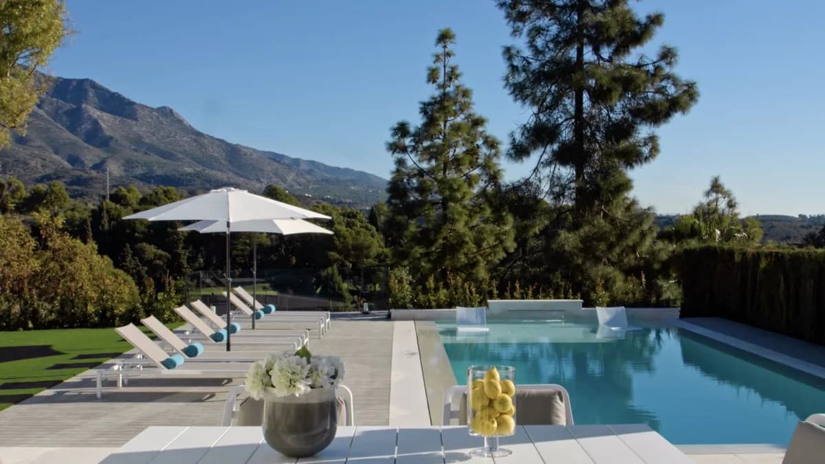 5 Bedroom Detached Villa for Sale in Aloha, Málaga - Image 2