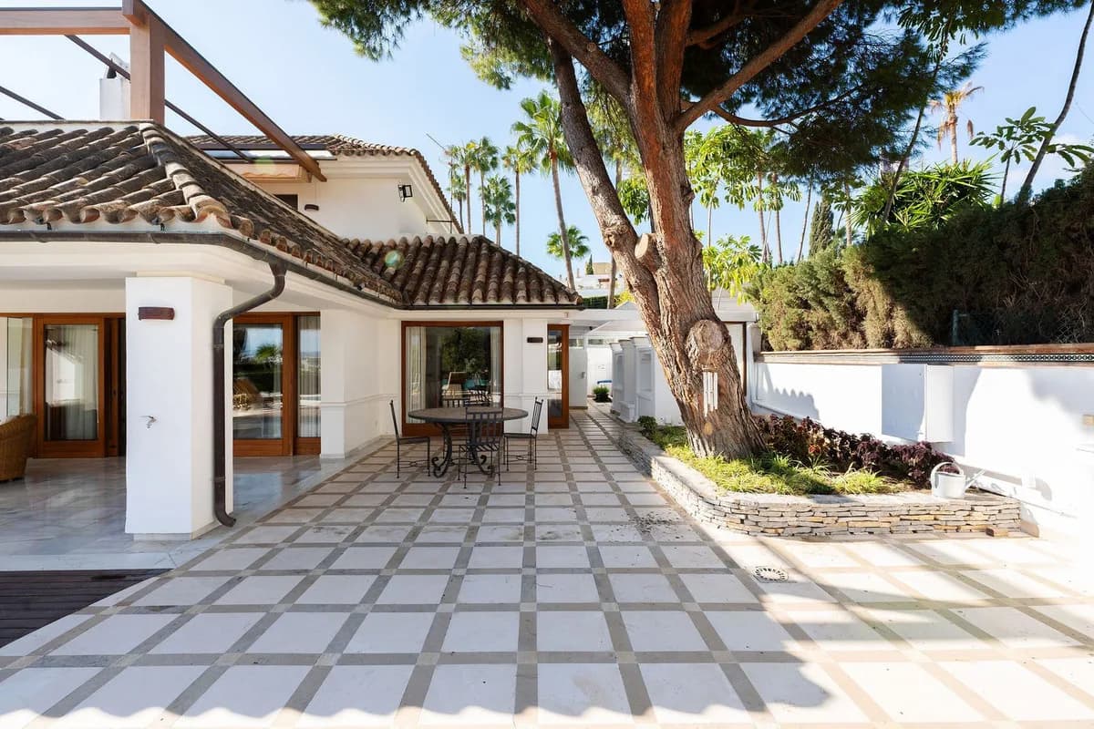 4 Bedroom Detached Villa for Sale in Nueva Andalucía, Málaga - Image 3