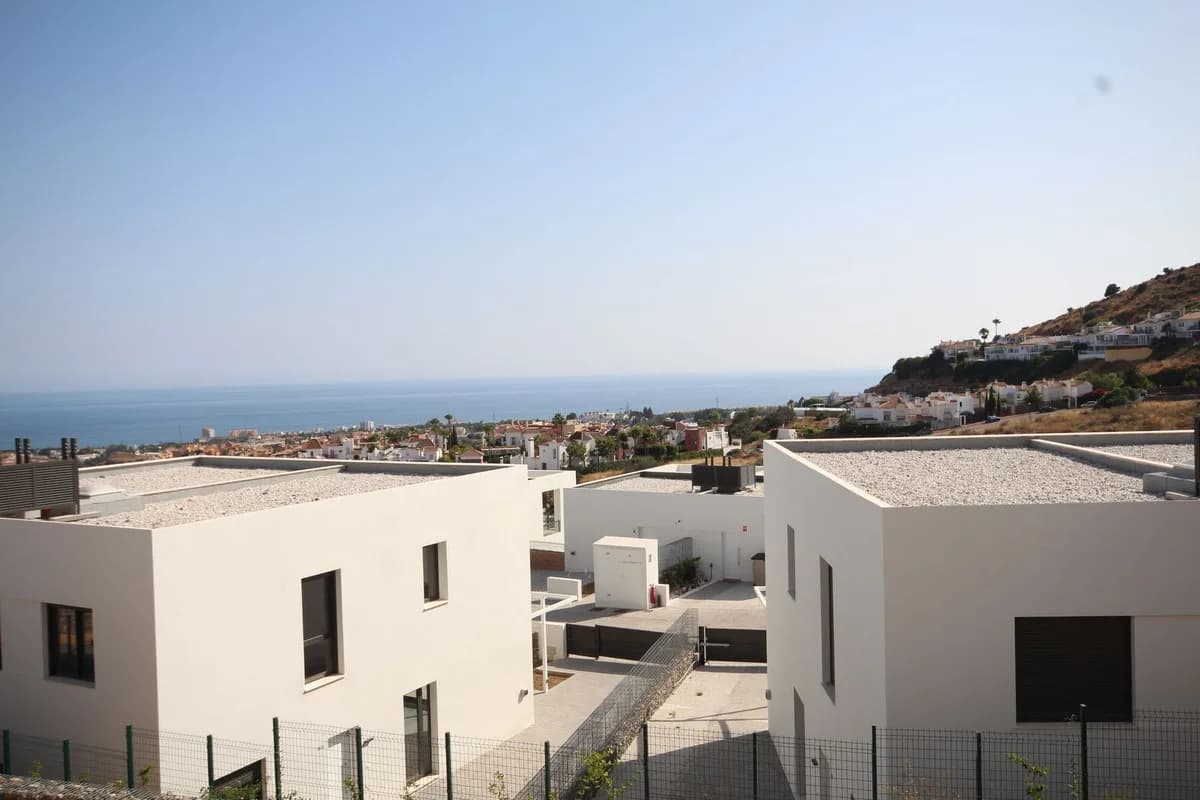 3 Bedroom Semi-Detached House for Sale in Riviera del Sol, Málaga - Image 5