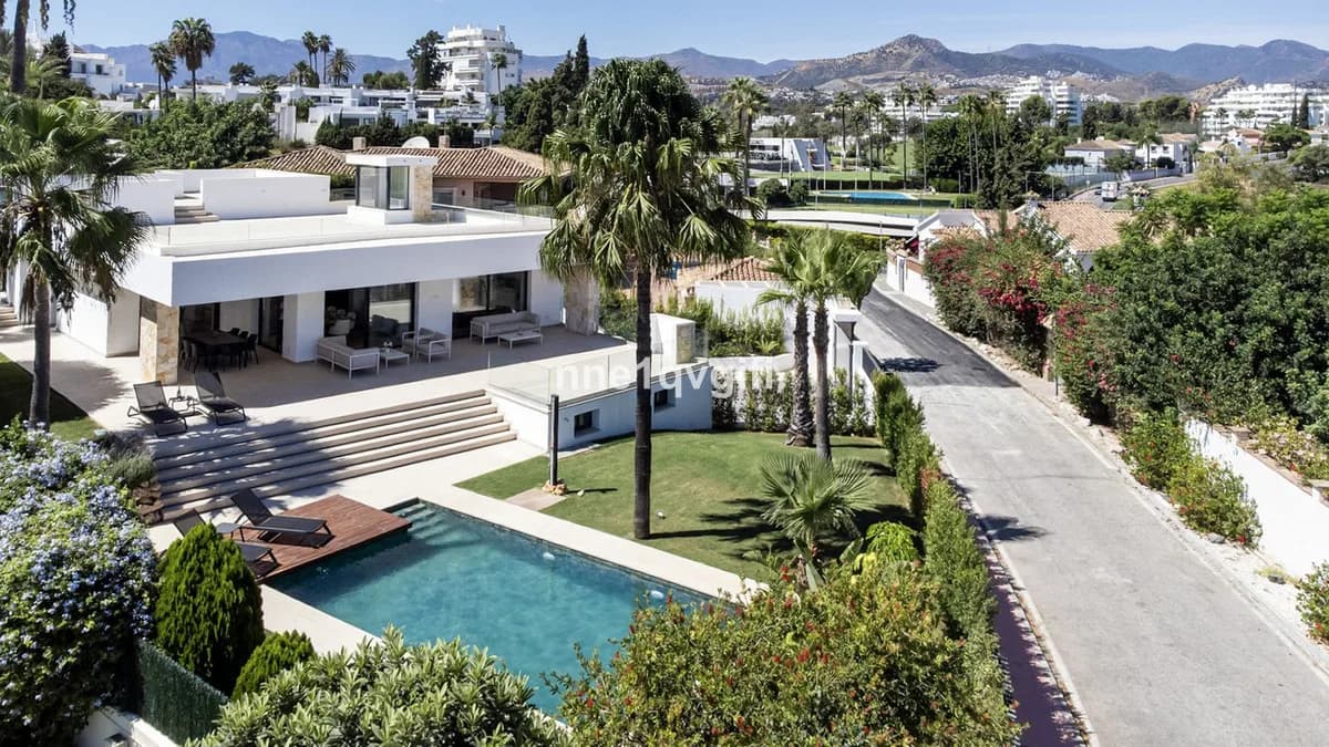 4 Bedroom Detached Villa for Sale in Guadalmina Alta, Málaga