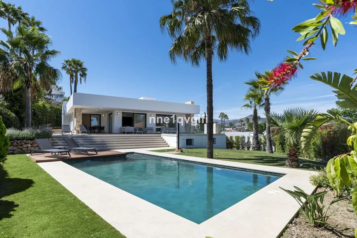 4 Bedroom Detached Villa for Sale in Guadalmina Alta, Málaga - Image 2