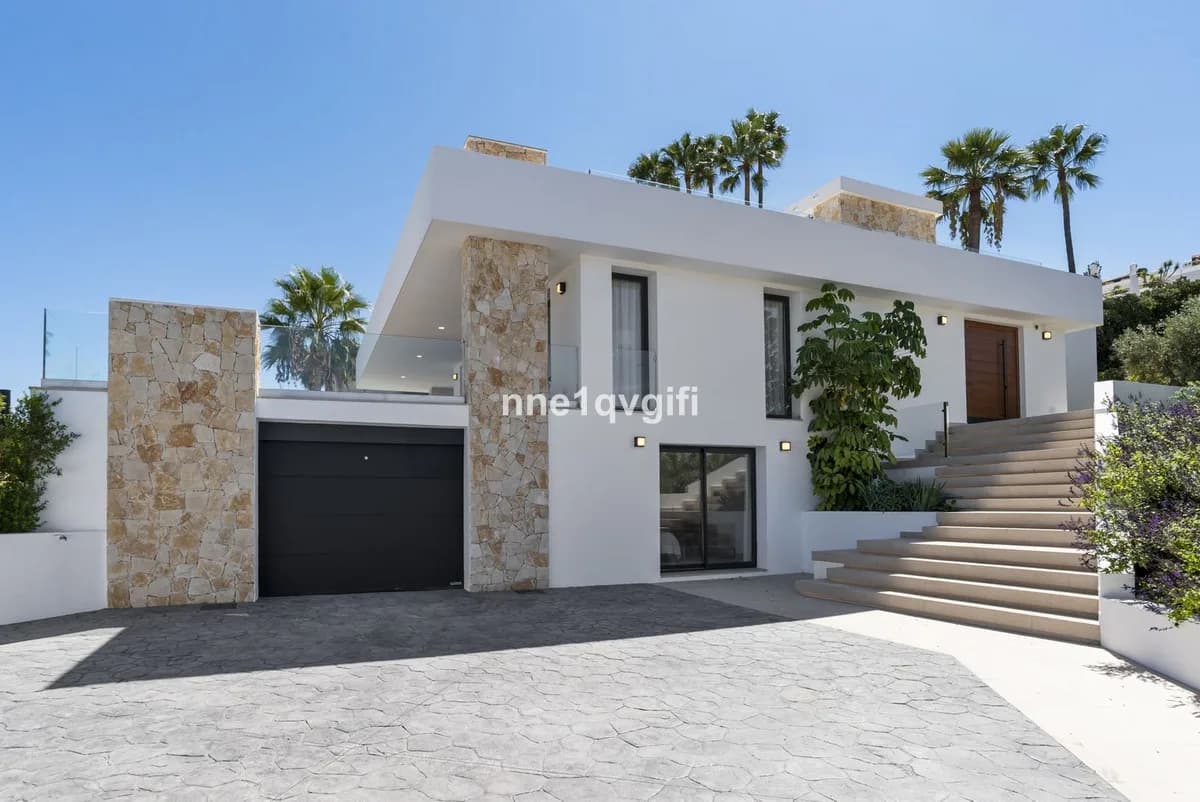 4 Bedroom Detached Villa for Sale in Guadalmina Alta, Málaga - Image 3
