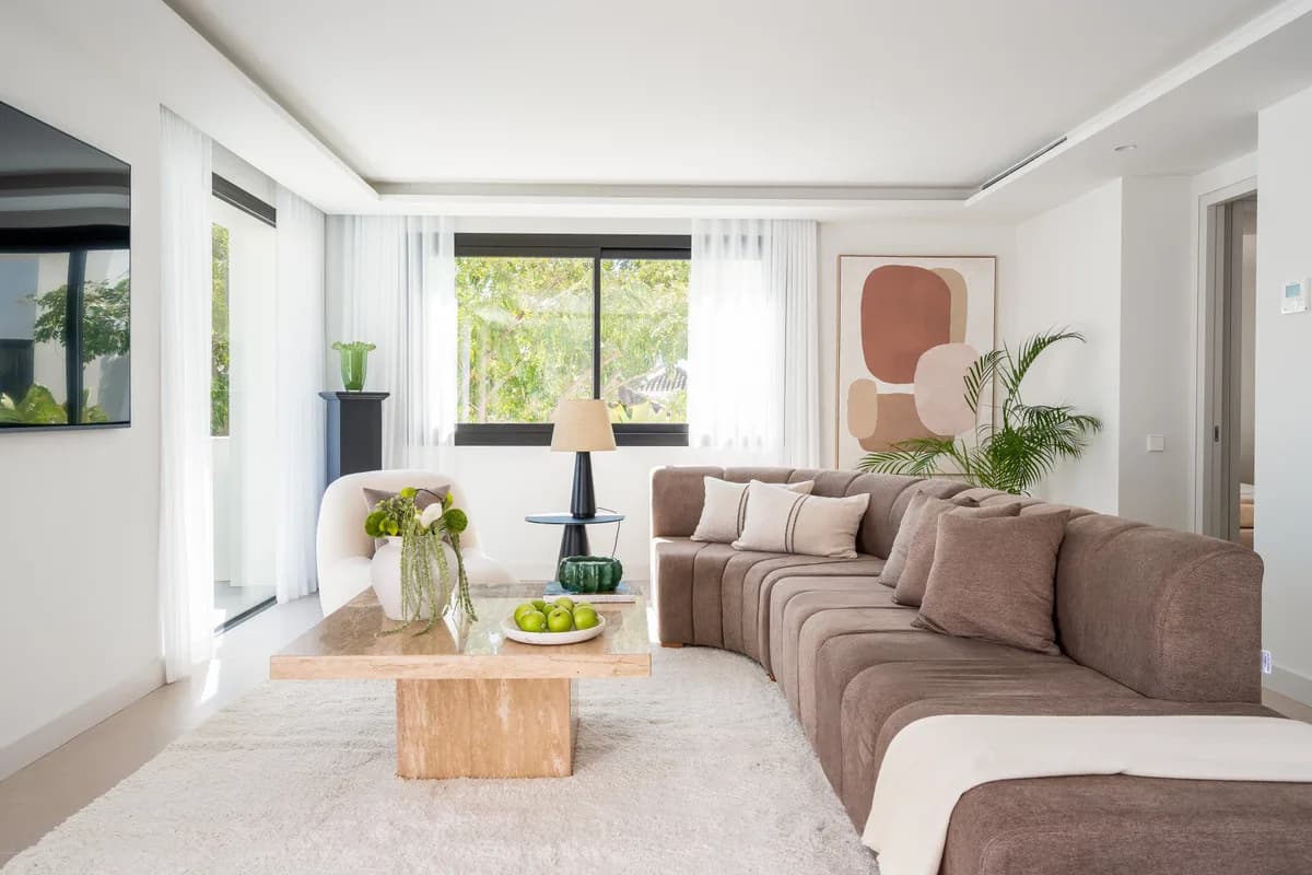 5 Bedroom Detached Villa for Sale in Nueva Andalucía, Málaga - Image 6