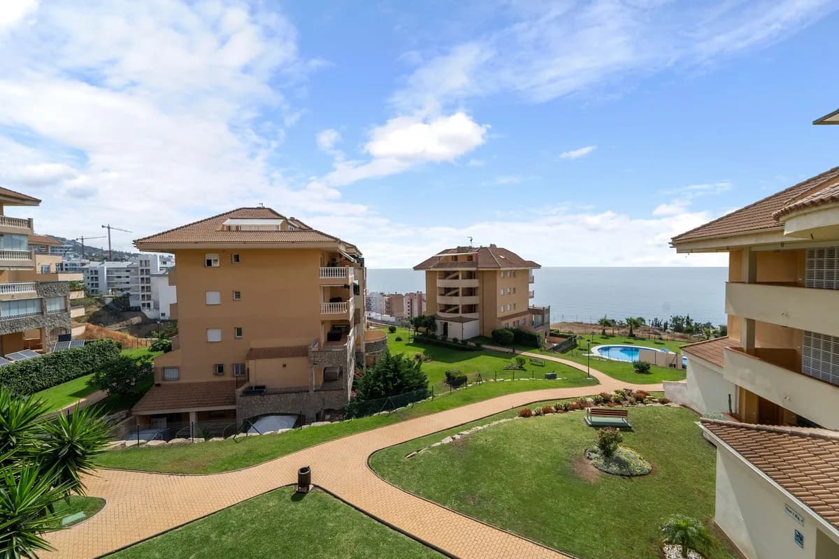 3 Bedroom Middle Floor Apartment for Sale in Fuengirola, Málaga - Image 2