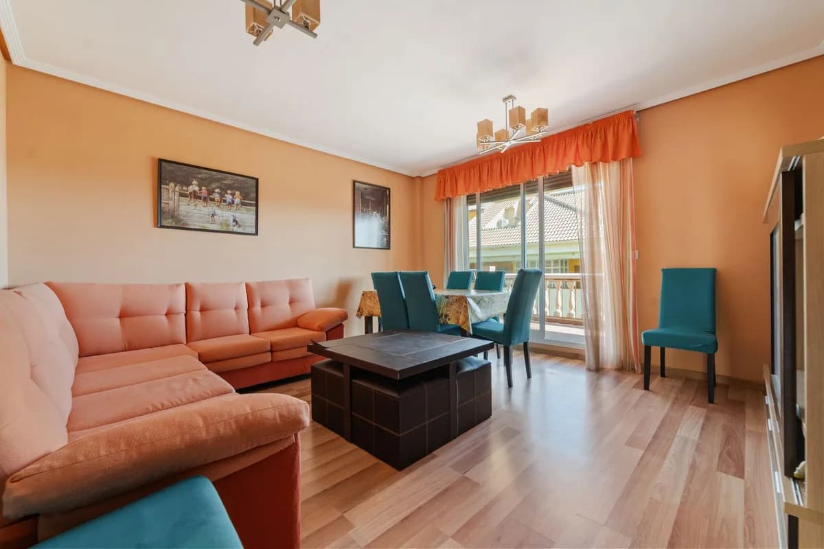 3 Bedroom Middle Floor Apartment for Sale in Fuengirola, Málaga - Image 6