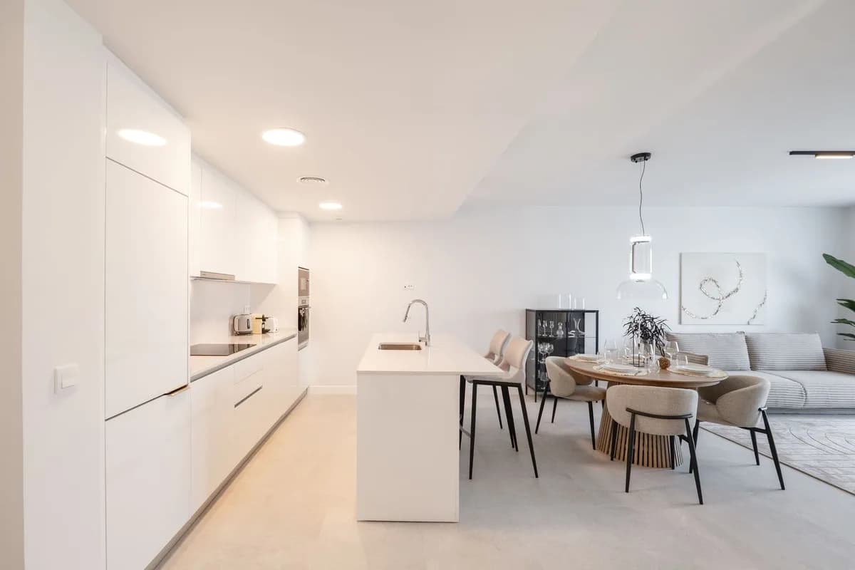 2 Bedroom Middle Floor Apartment for Sale in Estepona, Málaga - Image 5