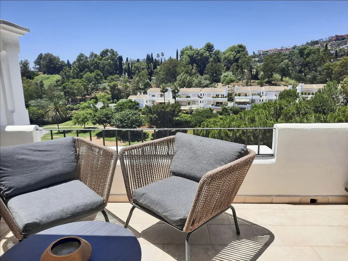 3 Bedroom Top Floor Apartment for Sale in La Quinta, Málaga - Image 2