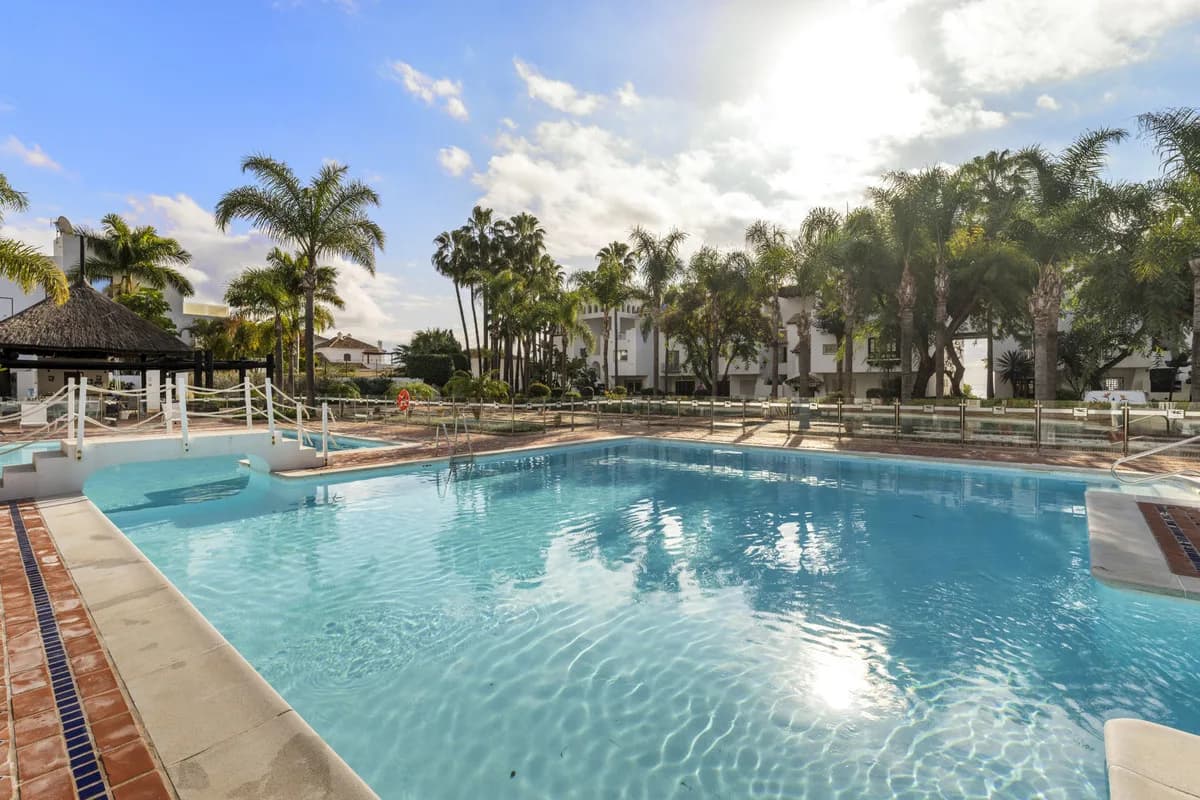 3 Bedroom Middle Floor Apartment for Sale in The Golden Mile, Málaga