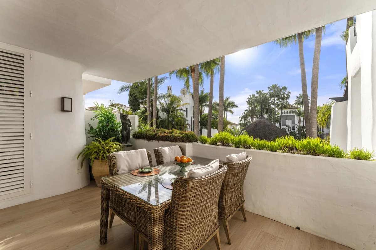 3 Bedroom Middle Floor Apartment for Sale in The Golden Mile, Málaga - Image 2