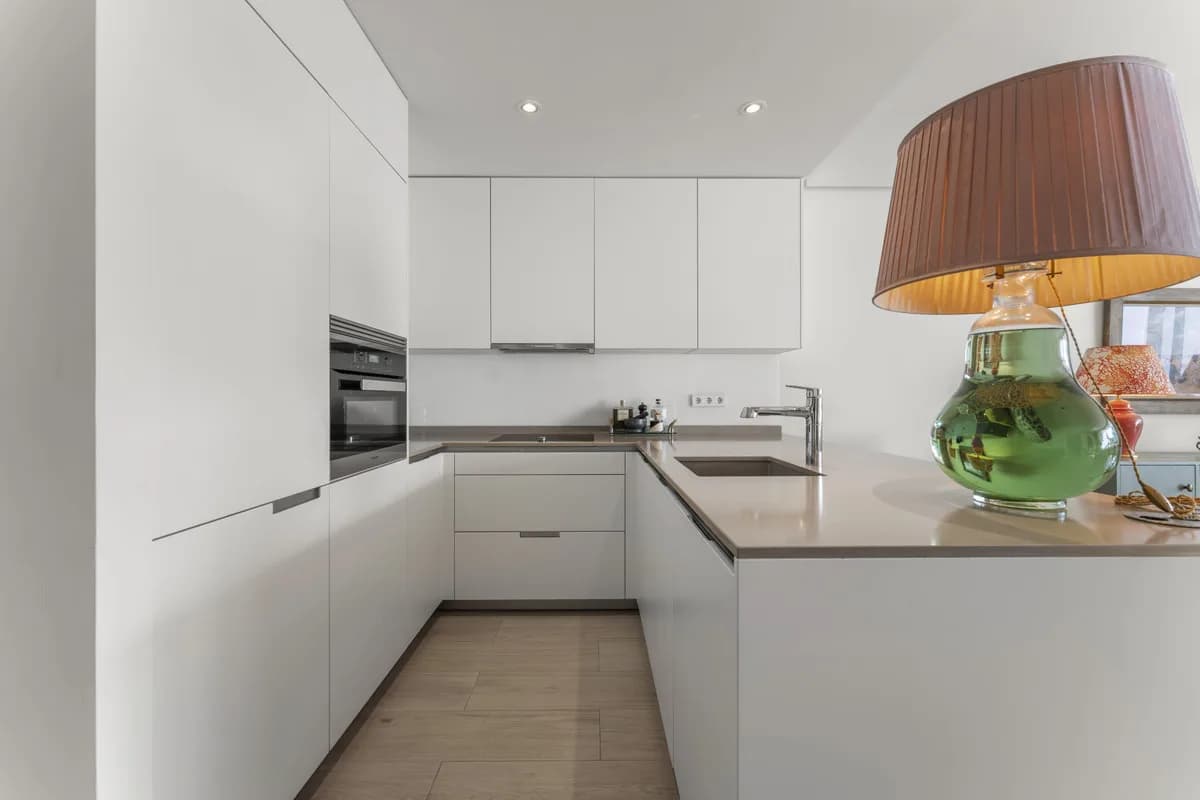 3 Bedroom Middle Floor Apartment for Sale in The Golden Mile, Málaga - Image 4