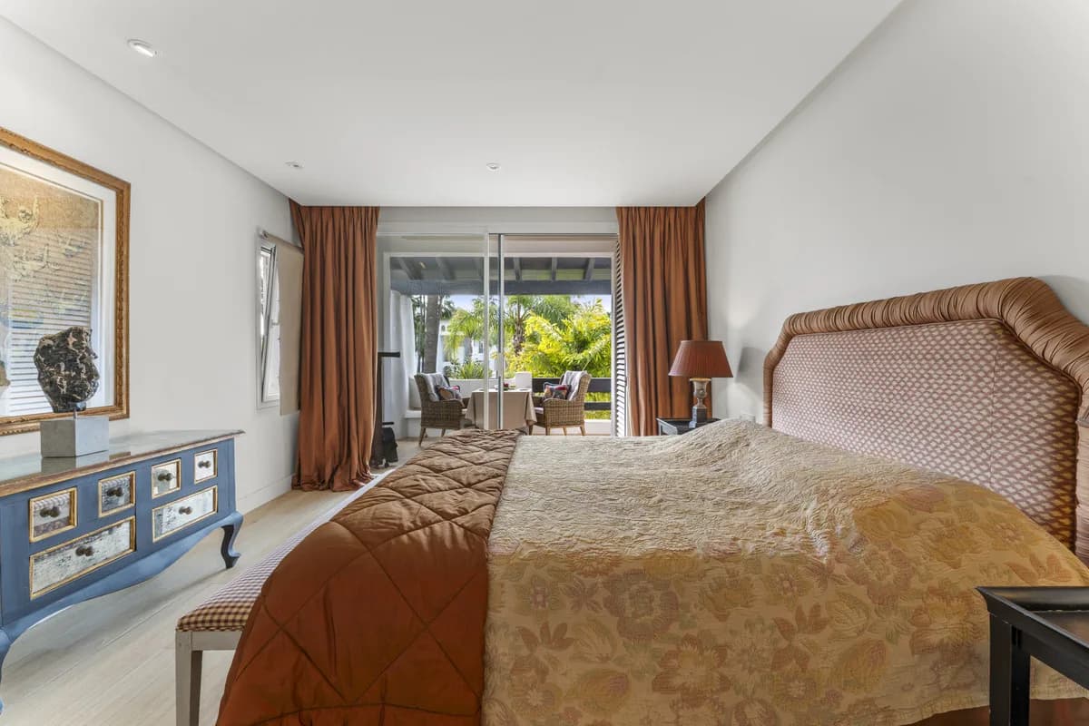 3 Bedroom Middle Floor Apartment for Sale in The Golden Mile, Málaga - Image 5