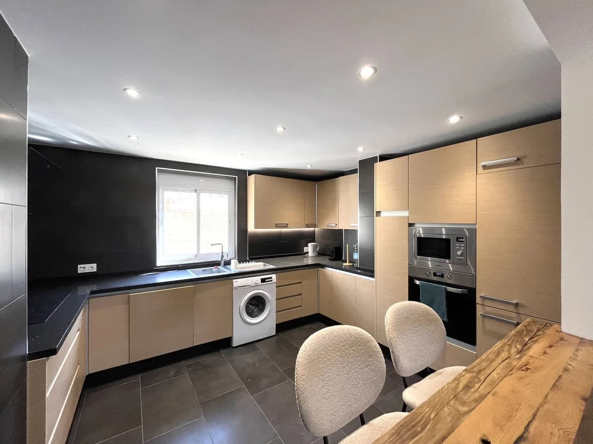 4 Bedroom Middle Floor Apartment for Sale in Los Pacos, Málaga - Image 4