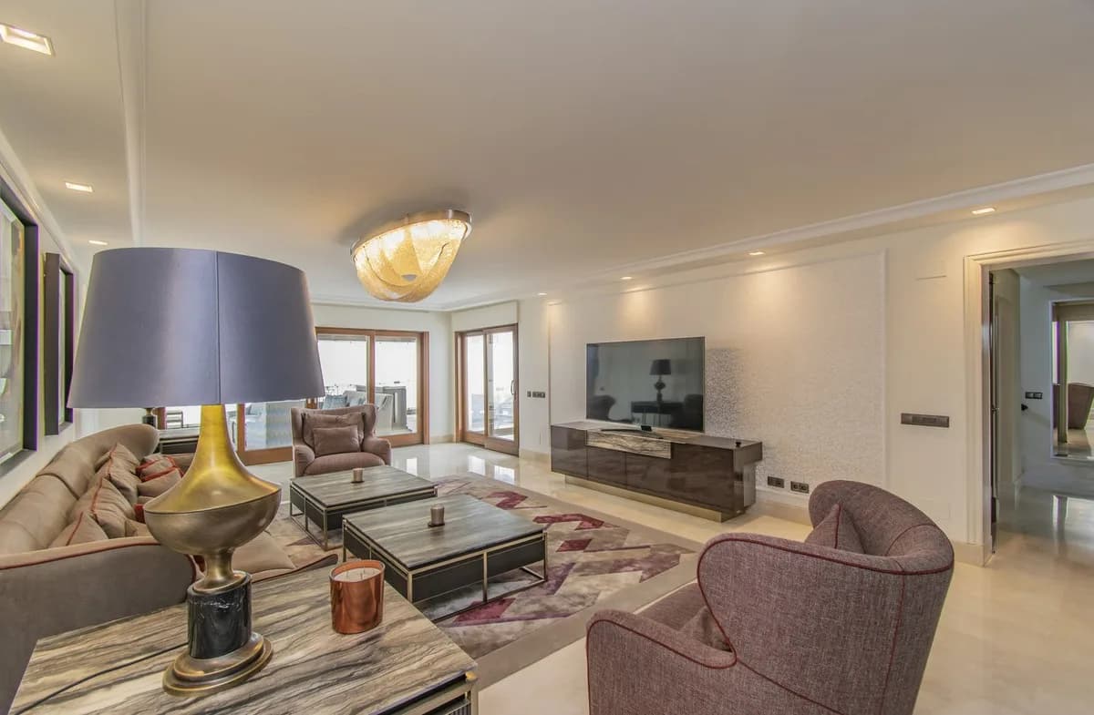 5 Bedroom Penthouse for Sale in Estepona, Málaga - Image 3