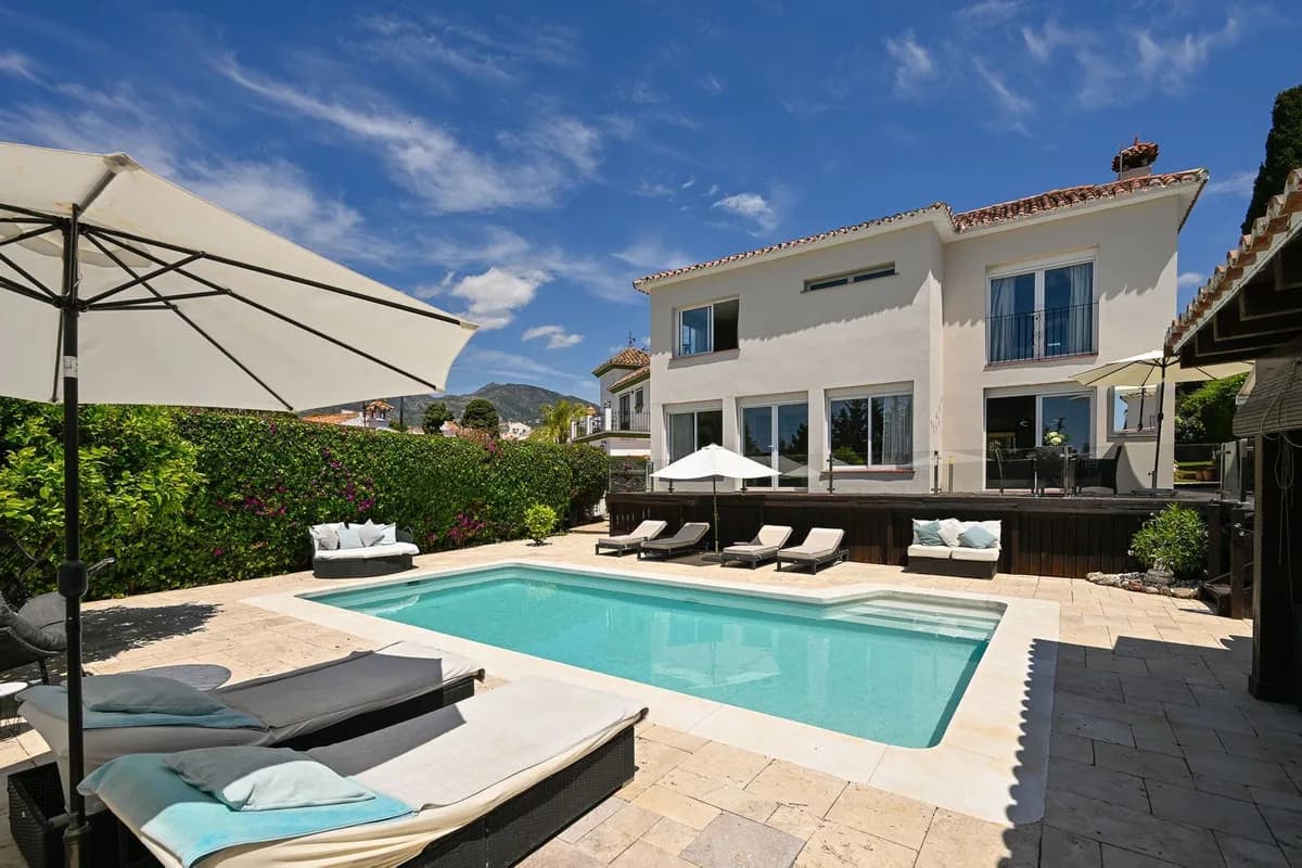 6 Bedroom Detached Villa for Sale in Río Real, Málaga