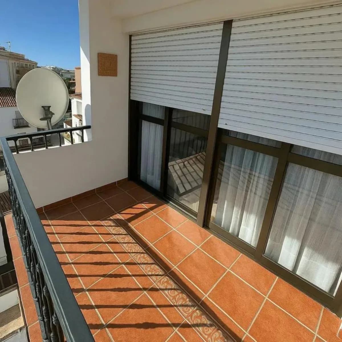 4 Bedroom Top Floor Apartment for Sale in Estepona, Málaga - Image 7