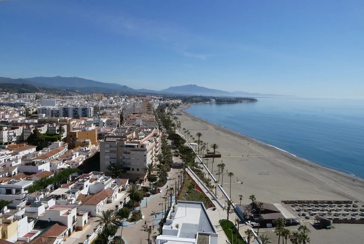 2 Bedroom Middle Floor Apartment for Sale in Los Flamingos, Málaga - Image 2