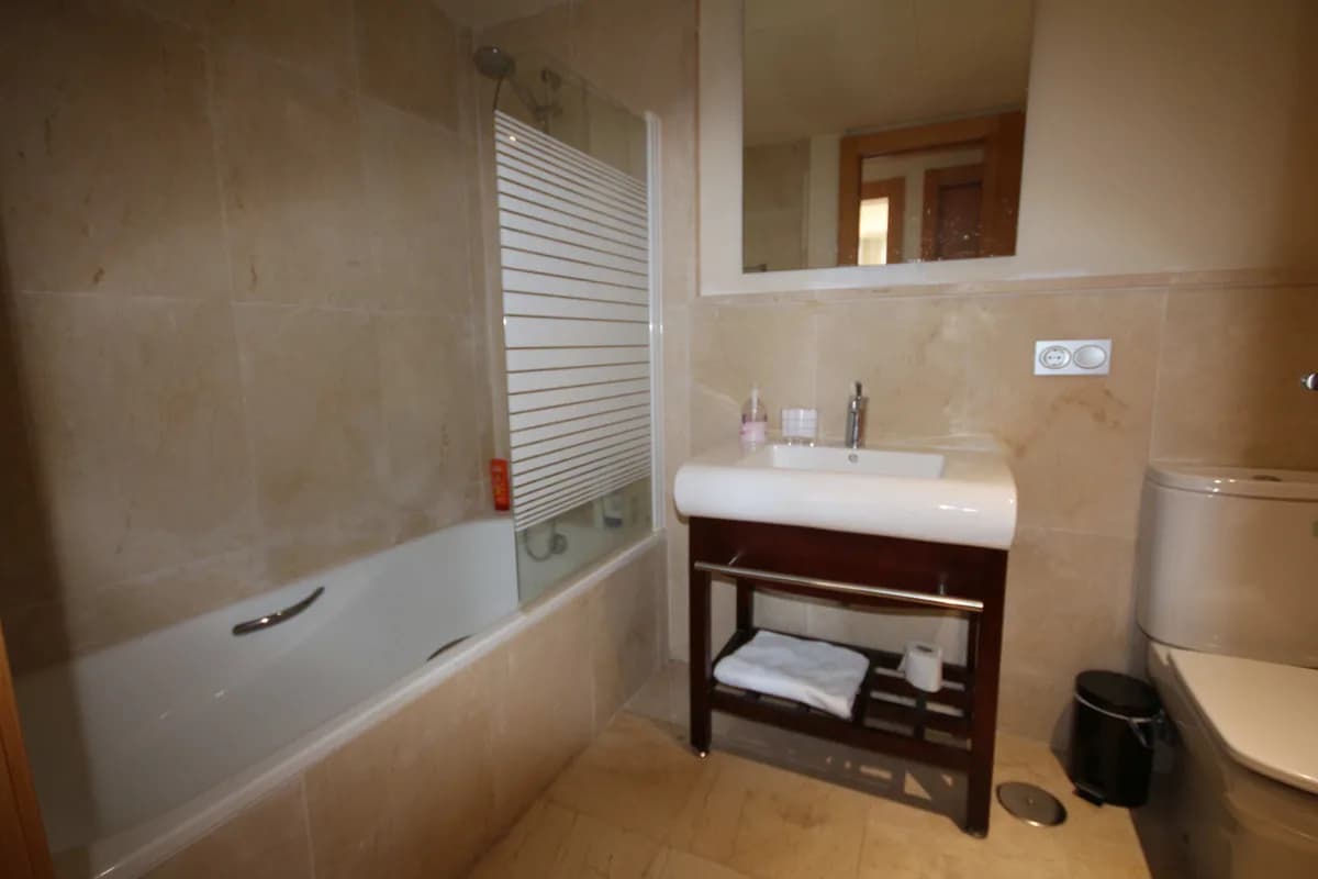 2 Bedroom Middle Floor Apartment for Sale in Los Flamingos, Málaga - Image 9