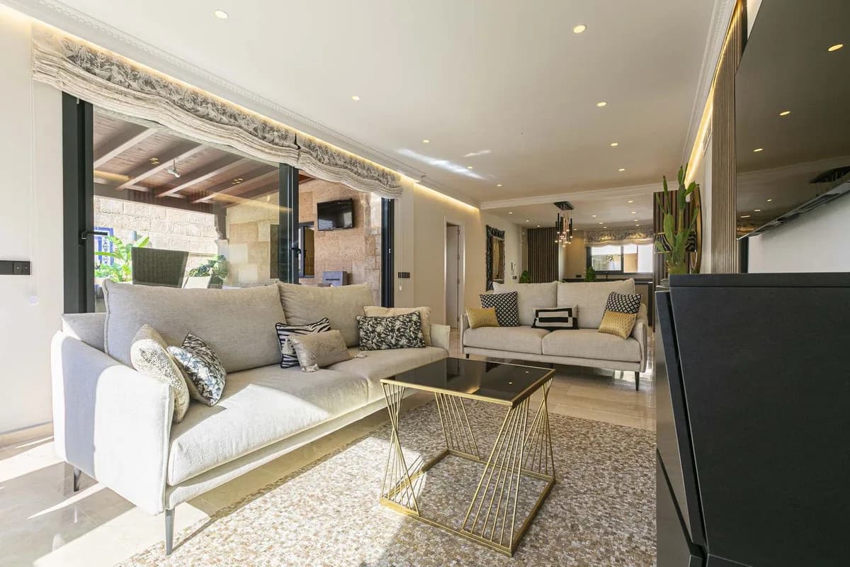 3 Bedroom Penthouse for Sale in Marbella, Málaga - Image 3