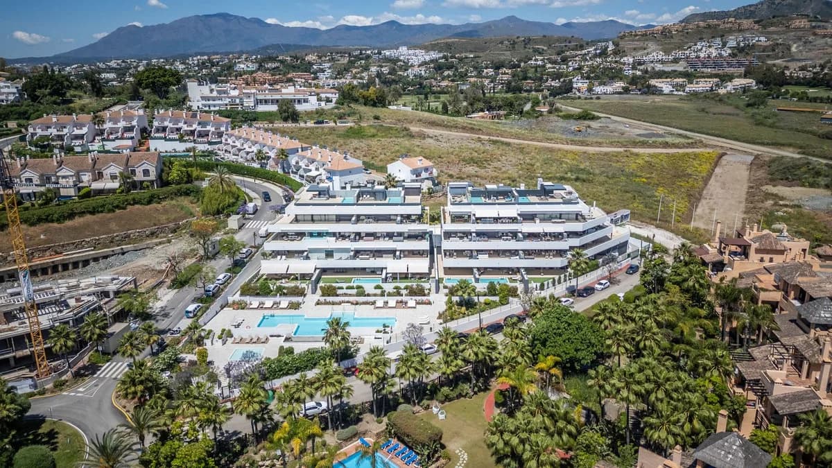 5 Bedroom Middle Floor Apartment for Sale in Estepona, Málaga - Image 2