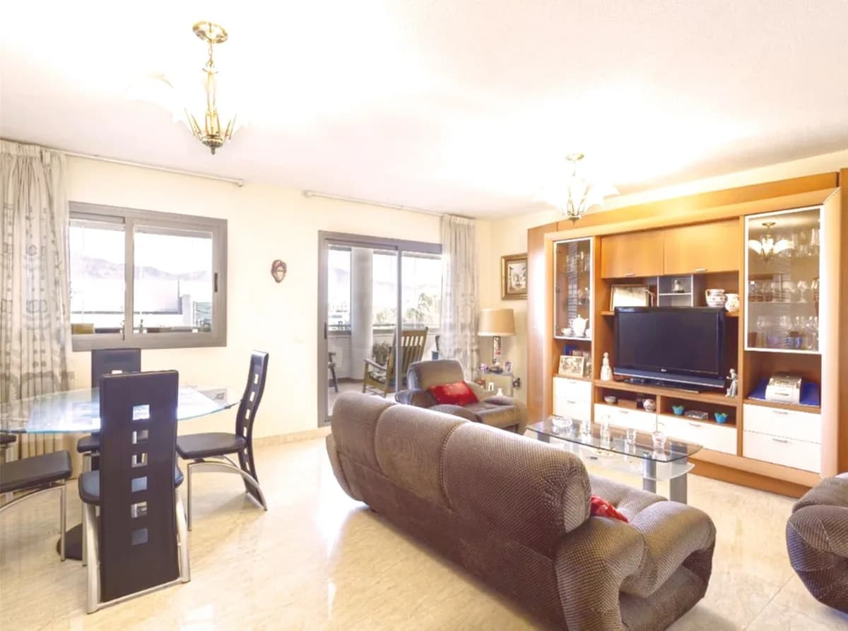 3 Bedroom Middle Floor Apartment for Sale in Fuengirola, Málaga - Image 4
