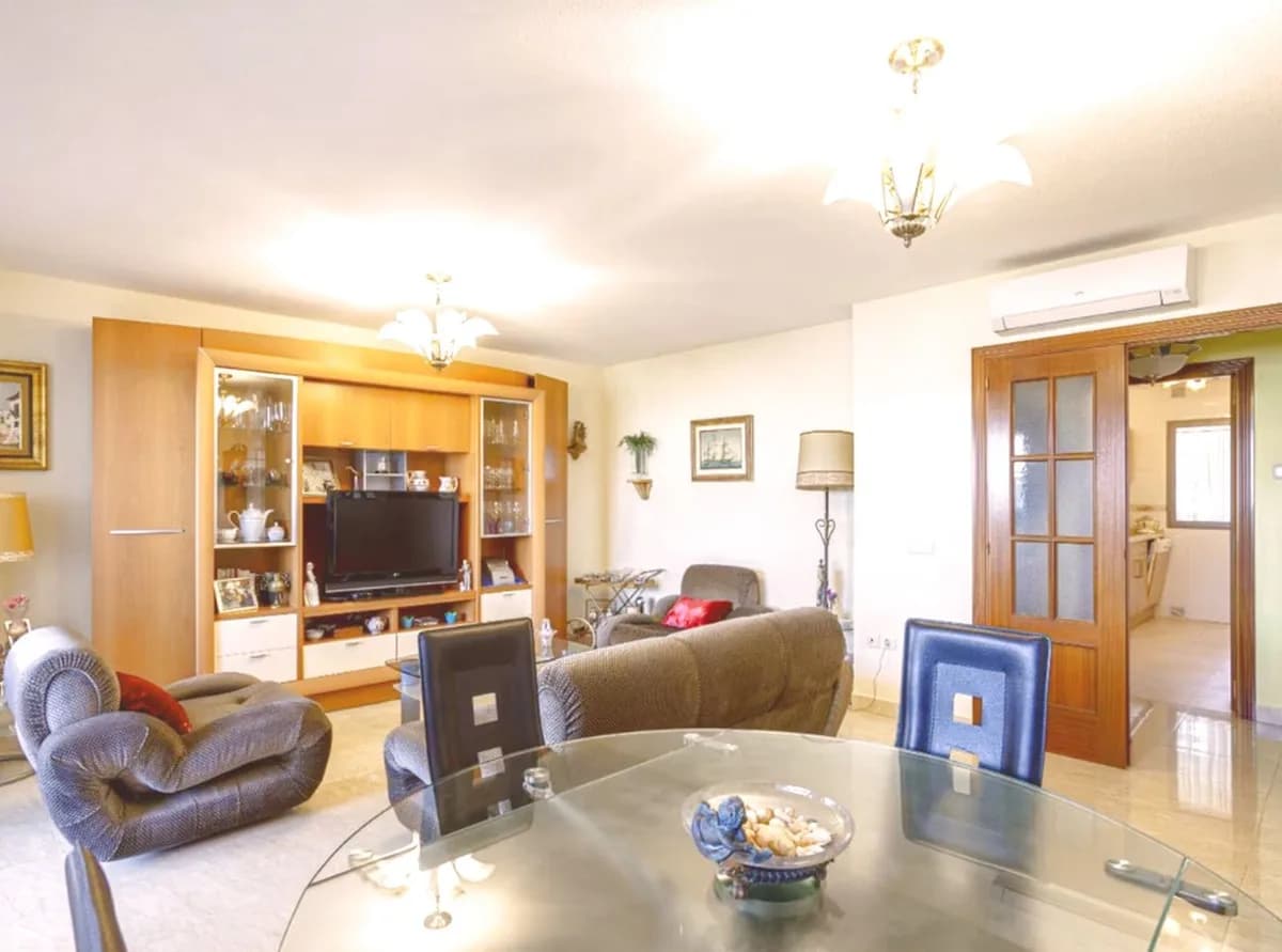 3 Bedroom Middle Floor Apartment for Sale in Fuengirola, Málaga - Image 6