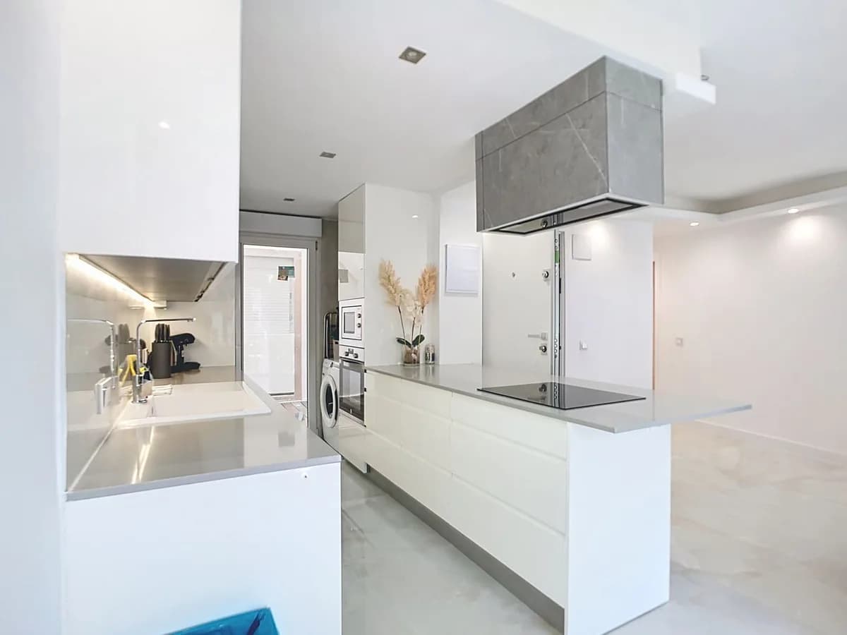 3 Bedroom Middle Floor Apartment for Sale in Estepona, Málaga - Image 2