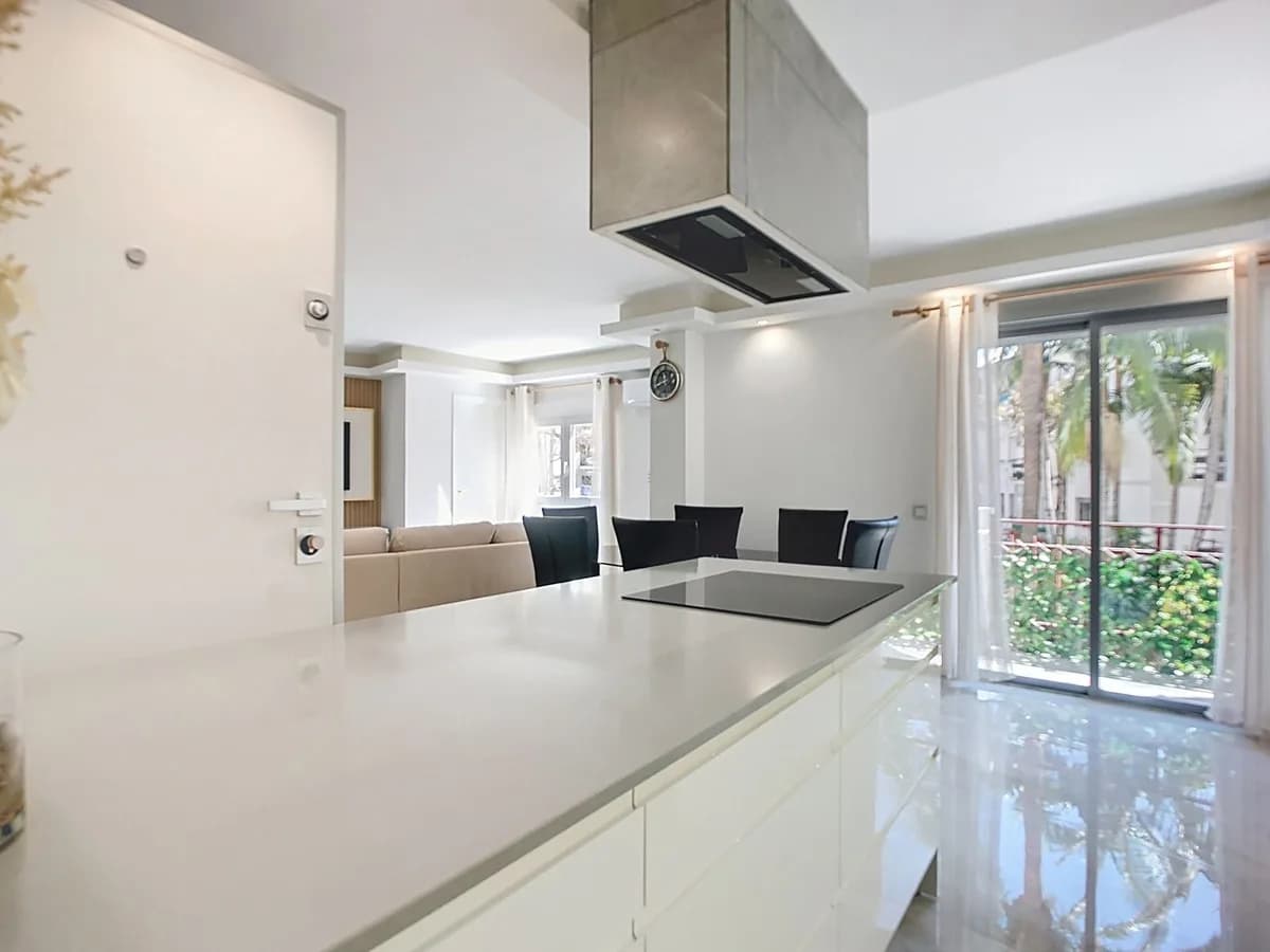 3 Bedroom Middle Floor Apartment for Sale in Estepona, Málaga - Image 3