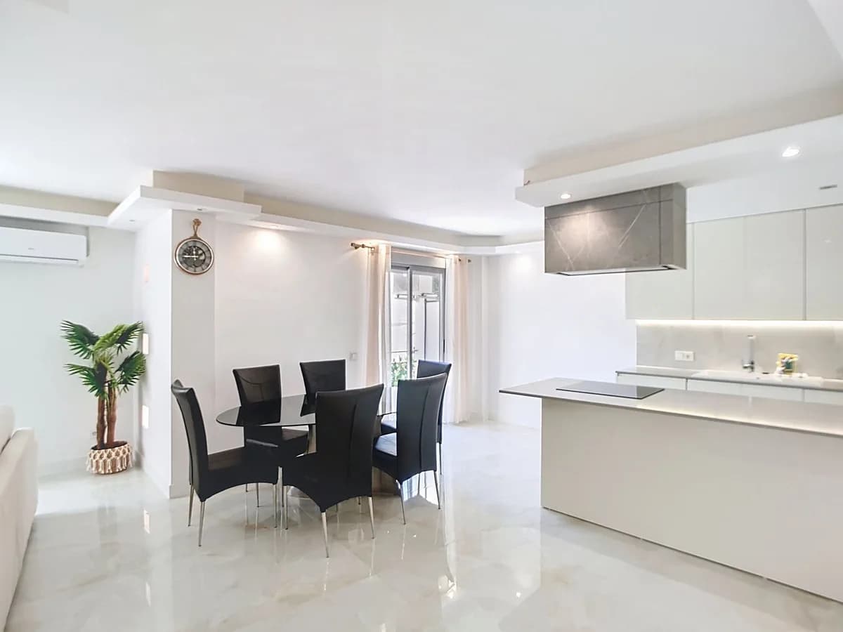 3 Bedroom Middle Floor Apartment for Sale in Estepona, Málaga - Image 5