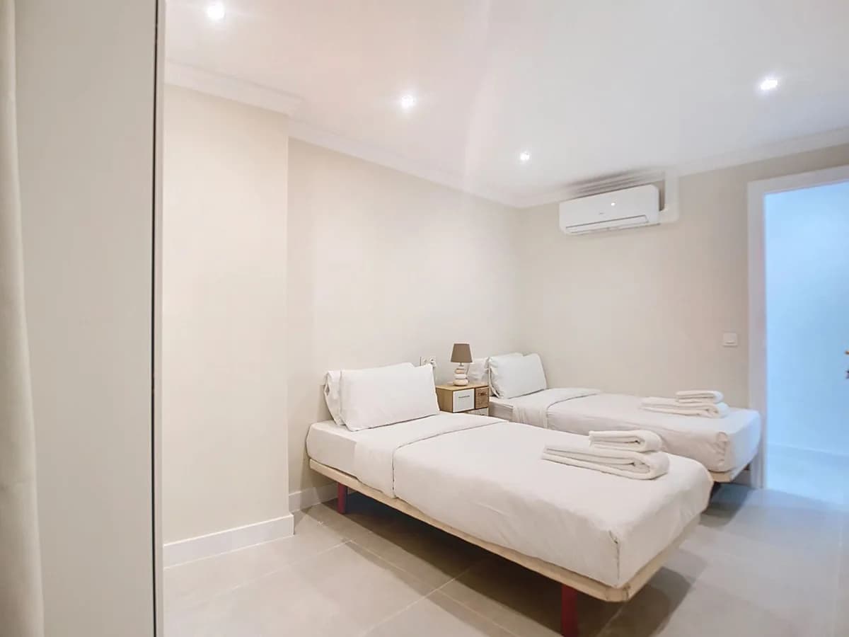 3 Bedroom Middle Floor Apartment for Sale in Estepona, Málaga - Image 7