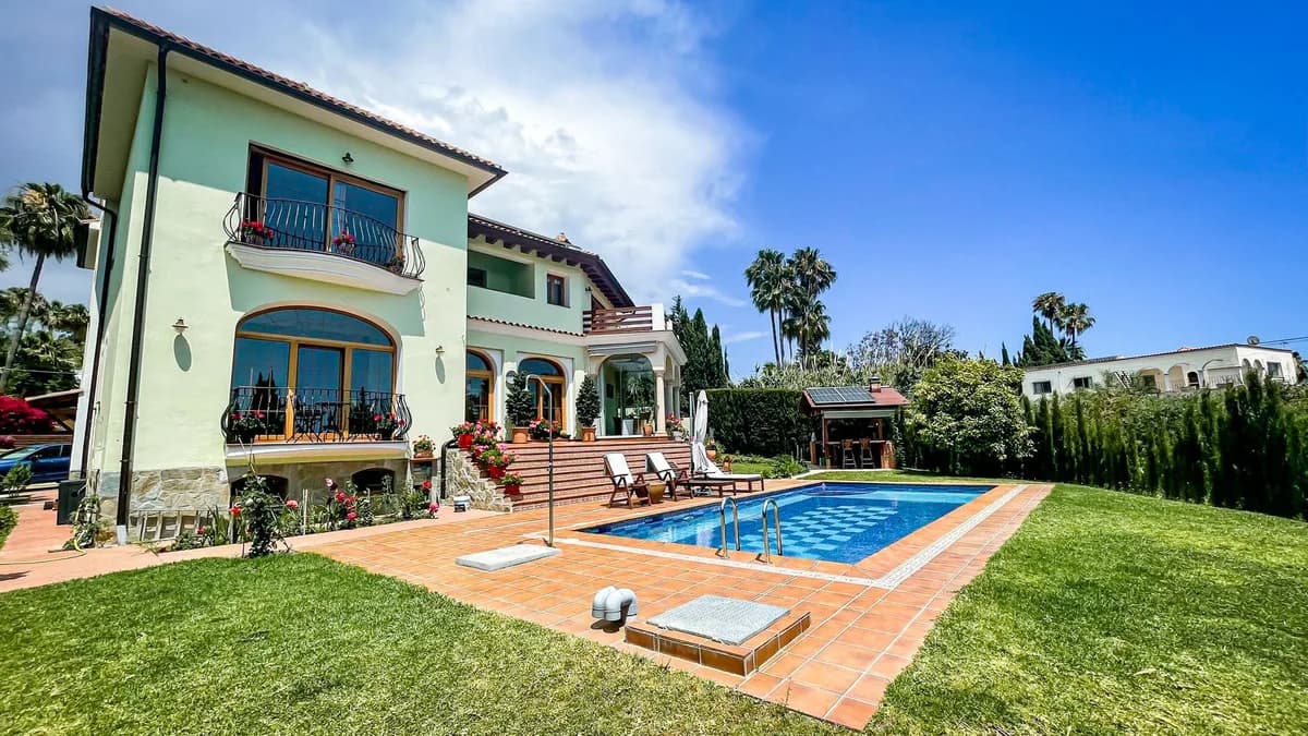 6 Bedroom Detached Villa for Sale in El Rosario, Málaga - Image 2