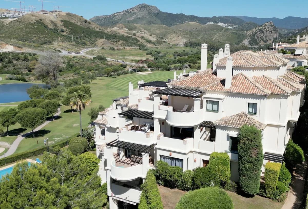 2 Bedroom Middle Floor Apartment for Sale in Benahavís, Málaga